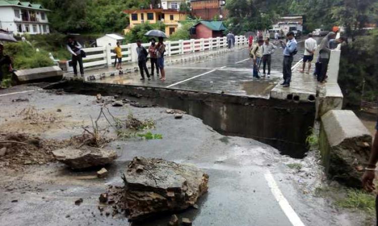 बाढ़ से भारी तबाही।