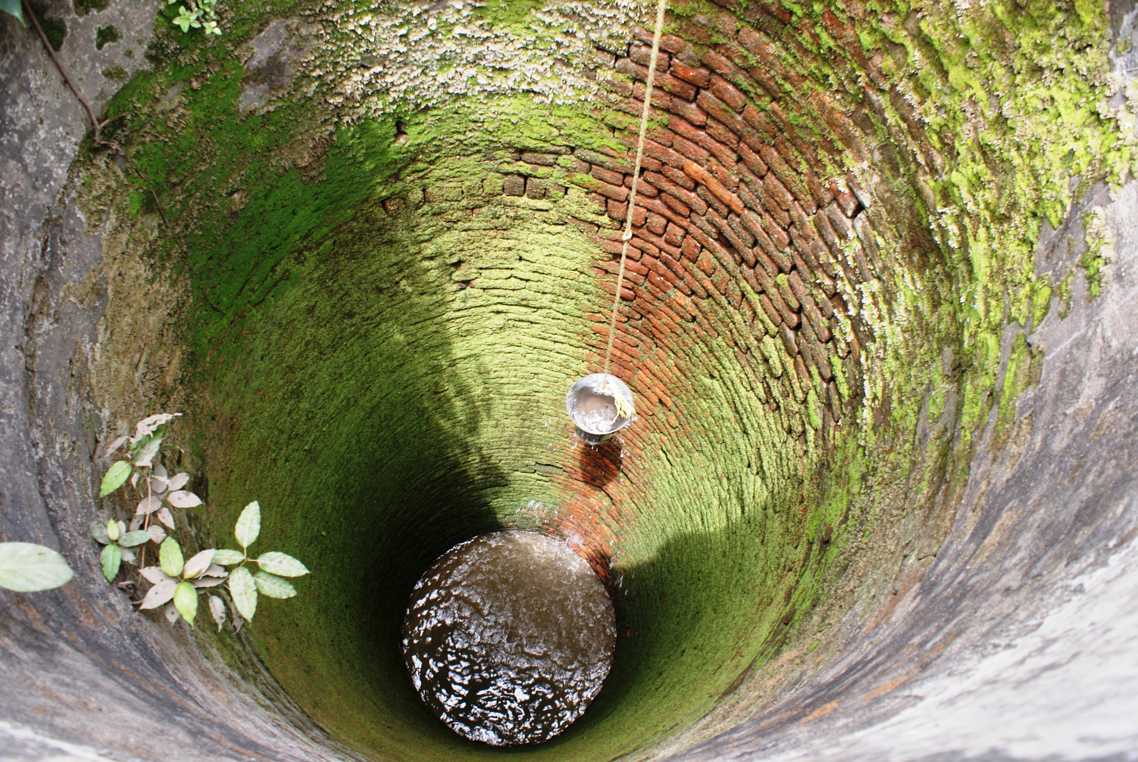 Откуда добывают воду. Подземные источники воды. Питьевые подземные воды. Колодец для воды. Подземный колодец.