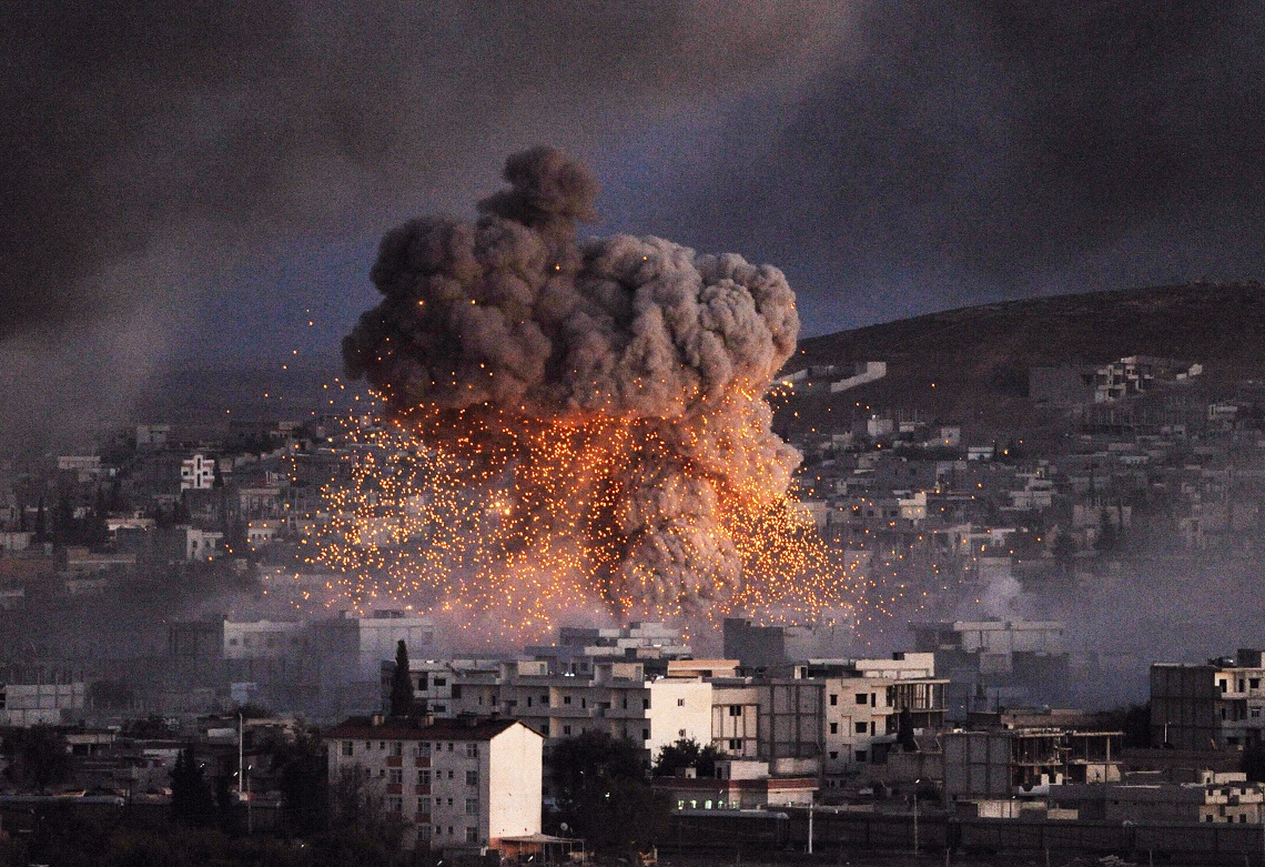 सीरिया में बम विस्फोट के बाद धुएं का गुबार।