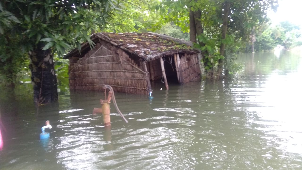  मुज़फ़्फ़रपुर के एक गांव में बाढ़ के पानी में डूबा ट्यूबवेल। फ़ोटो: उमेश कुमार राय