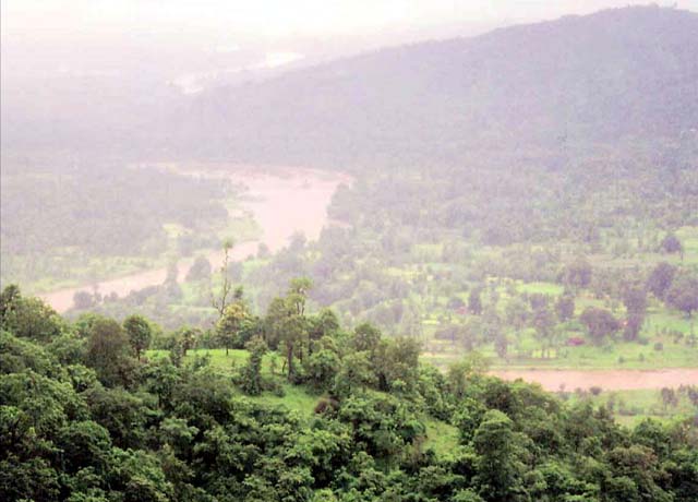सह्याद्रि पर्वत-श्रेणी के बीच : धर्मपुरा इलाके में पहाड़ियों से घिरी नार नदी