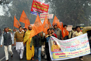 गंगा भक्त गंगा प्रदूषण के खिलाफ निकालते रैली