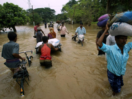 बाढ़ से त्रस्त लोग