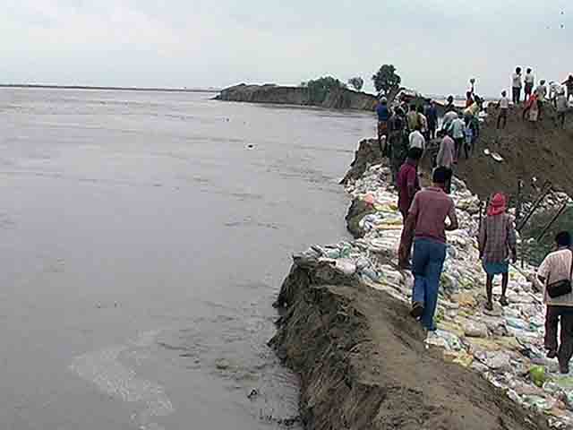 कोसी नदी में आई बाढ़ से हो रहा मिट्टी कटाव