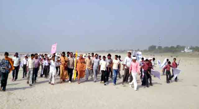 गाजीपुर में गंगा किनारे स्वामी श्री के साथ हजारों लोगों ने गंगा जन चेतना यात्रा में भाग लिया