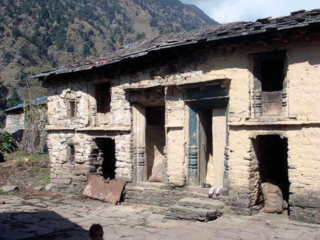 पहाड़ों पर ऐसे वीरान घर आम हो गए हैं