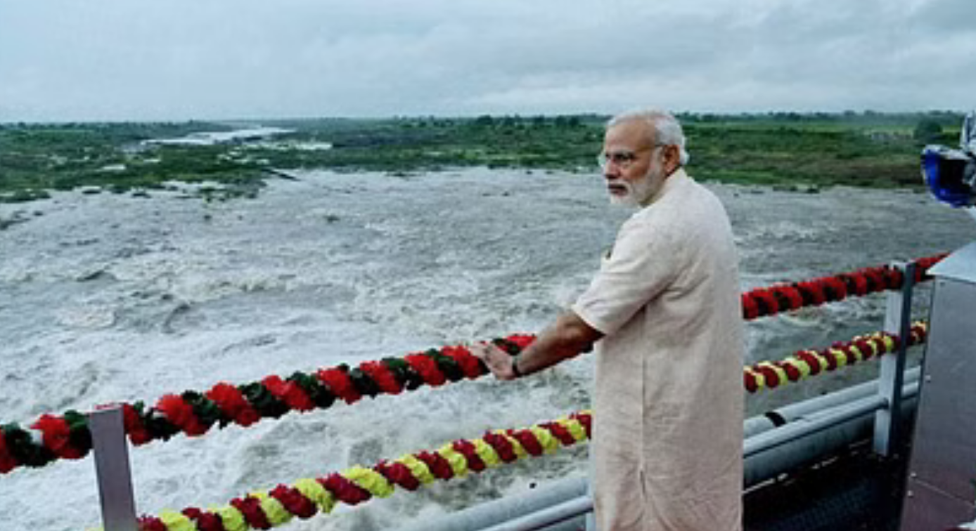 नवनिर्मित बांध के सामने प्रधानमंत्री मोदी चित्र सामार