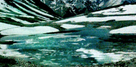 शिला-जंस्कर-लद्दाख मार्ग में स्थित एक हिमनद झील (सौजन्य: मिचेल मेल्लिंगर, सितम्बर 2014