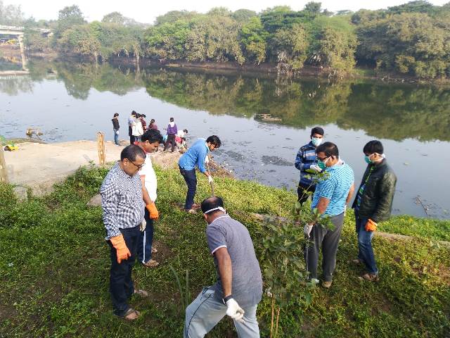 Cleaning the banks of the river Mutha (Image Source: Jeevitnadi)
