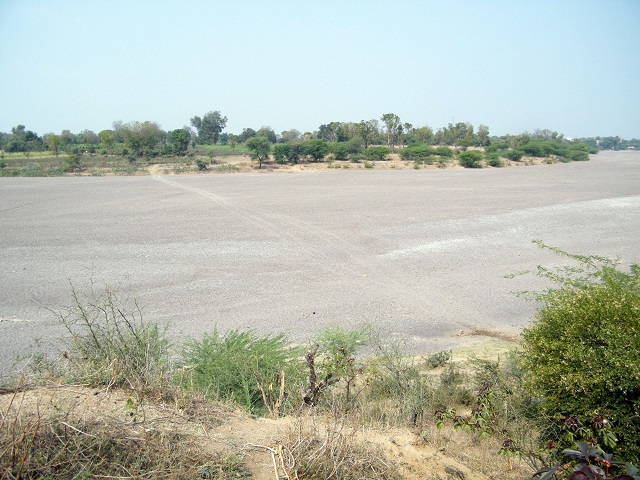 Silted river of Bori, a tributary of Tapi (Image: Pooja Joshi Chaphalkar, By-NC-ND 2.0, Flickr Commons) 