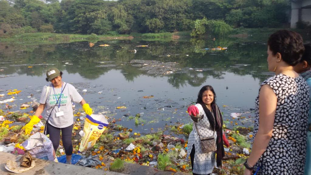 The polluted river with nirmalya (Image Source: Jeevitnadi Living River Foundation)