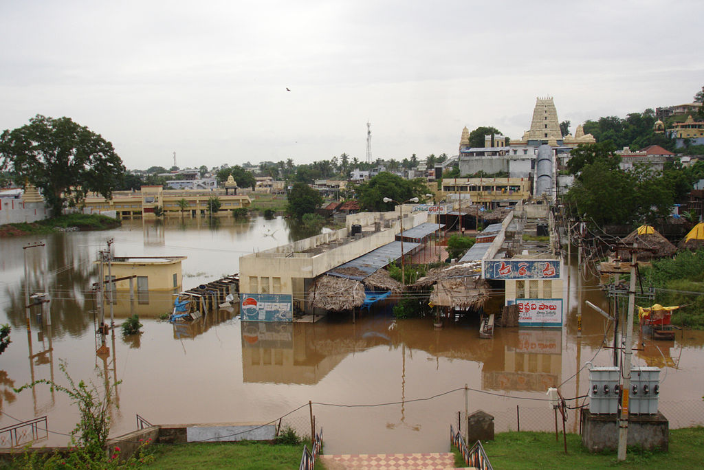 Bhadrachalam during the 2005 floods;  (Source: Aditya Madhav, Wikimedia Commons)