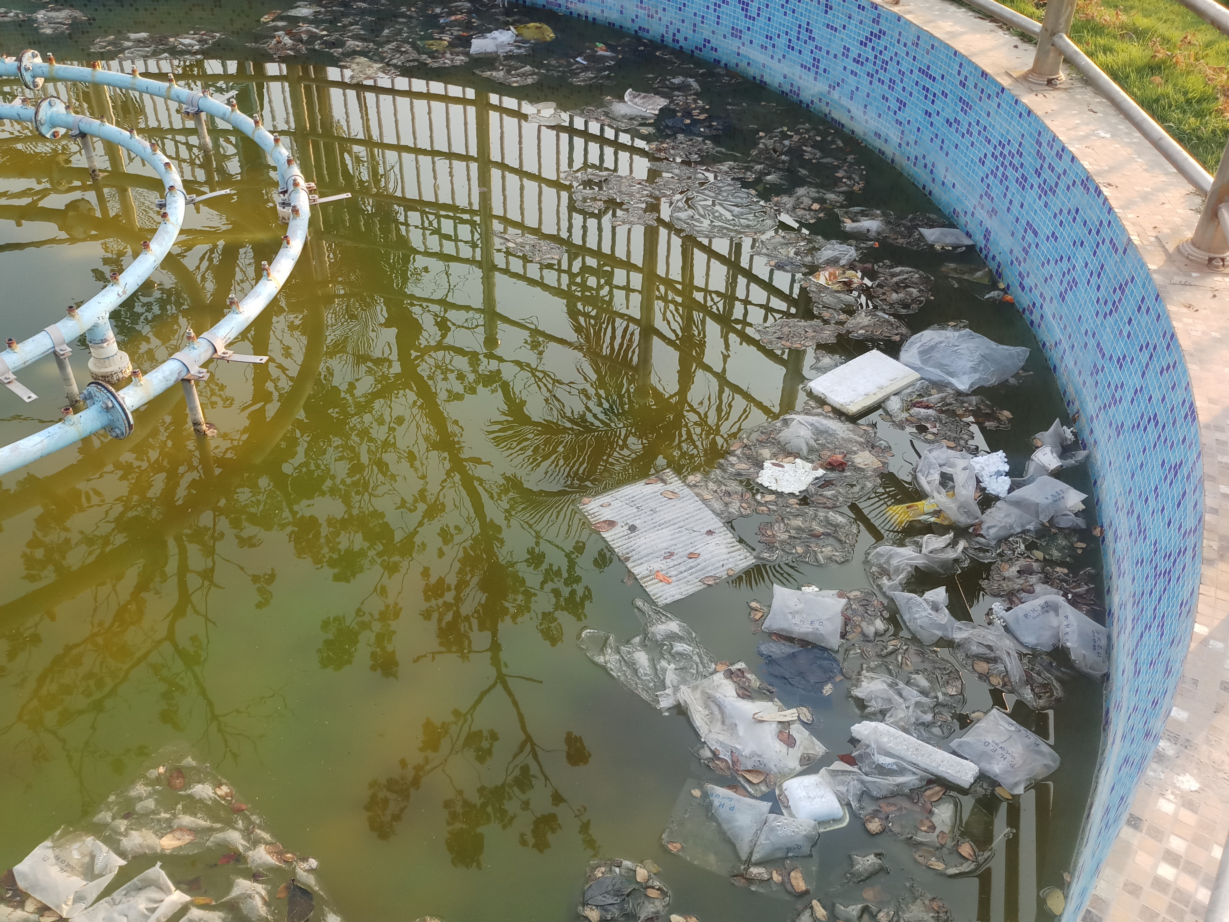Plastic packets and other waste are found strewn in the fountains which are in disuse. (Pic courtesy: Gurvinder Singh)