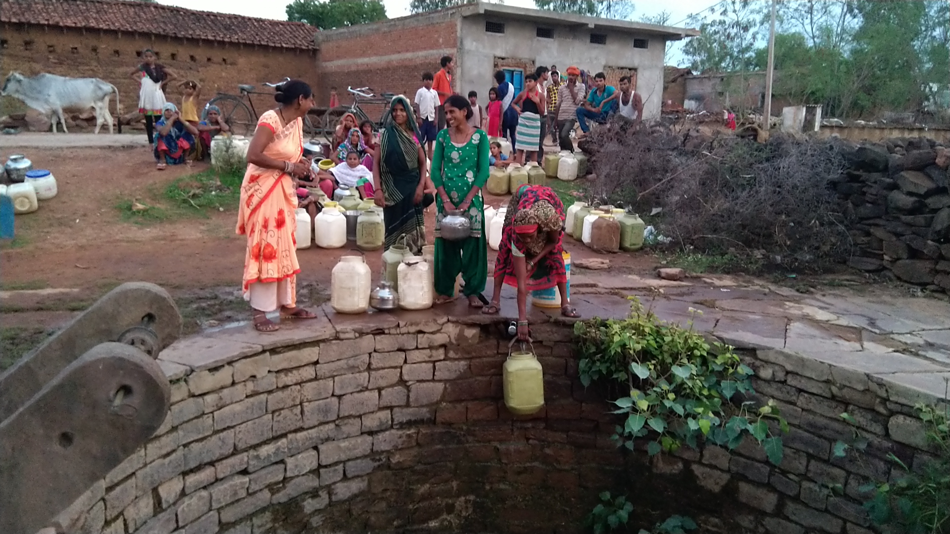 Piped water scheme opening into the worn-out traditional panchayat well in Nunagar, Panna (Image: Rohit Kumar)
