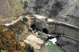 Tehri Dam across Ganga . Source: haridwar.nic.in/ gangaji.htm