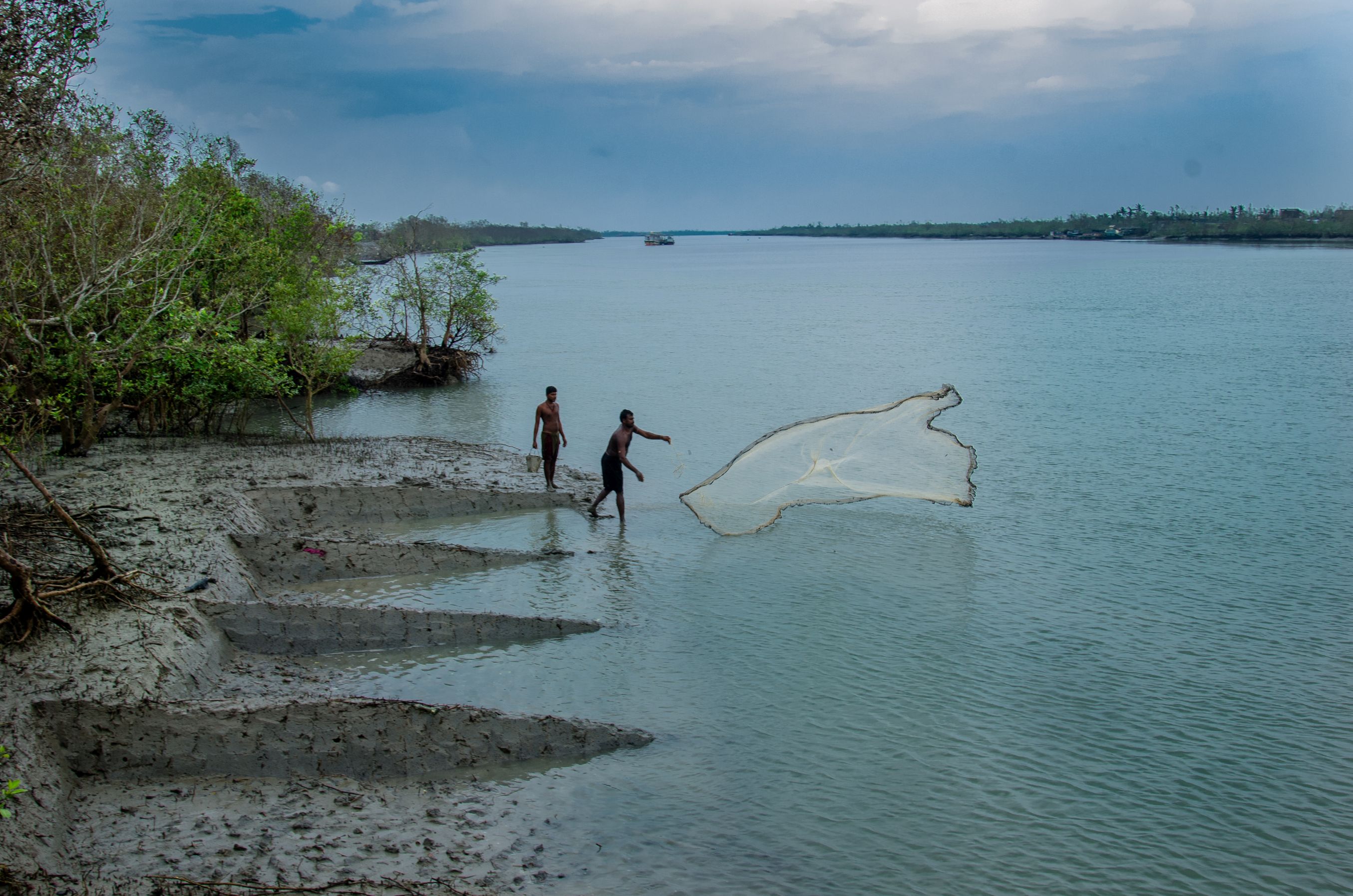 Fishing is a common profession in the Sundarbans. Most locals fish during the day. (Image: WaterAid, Subhrajit Sen)