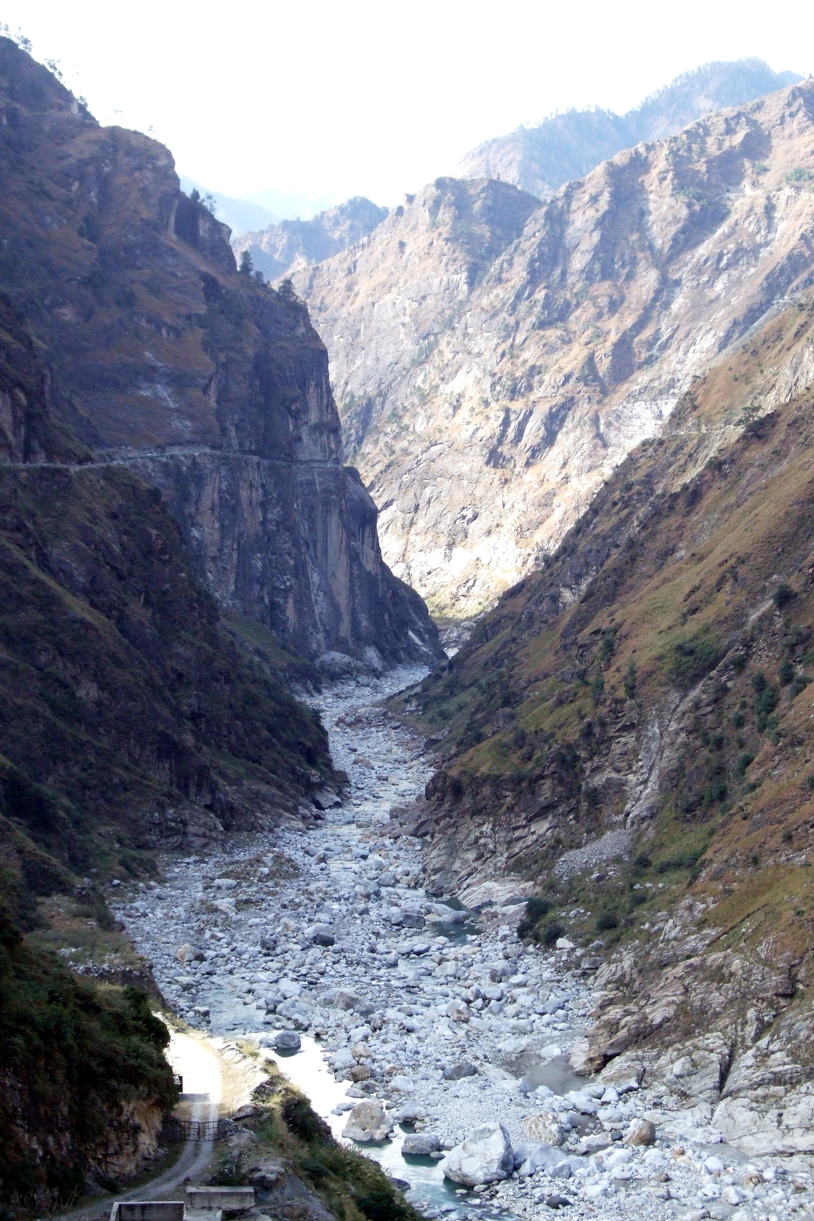 Above: River Satluj made dry by the Nathpa Jhakri Dam in the upstream. How can such such rivers support fisheries? Photo: SANDRP Partners