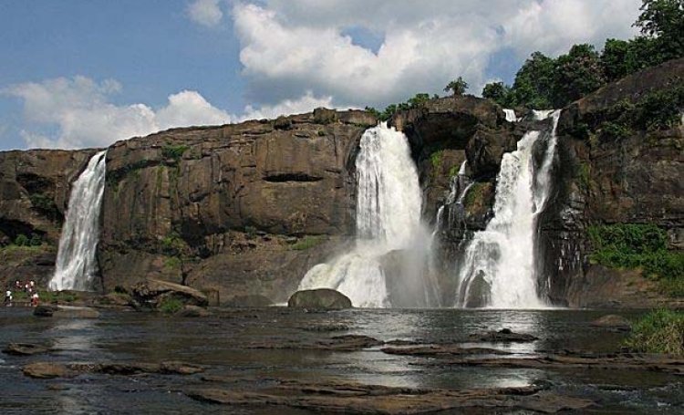 Athirapilly falls are also under the threat of pollution. (Source: Sangfroid, Wikimedia Commons)