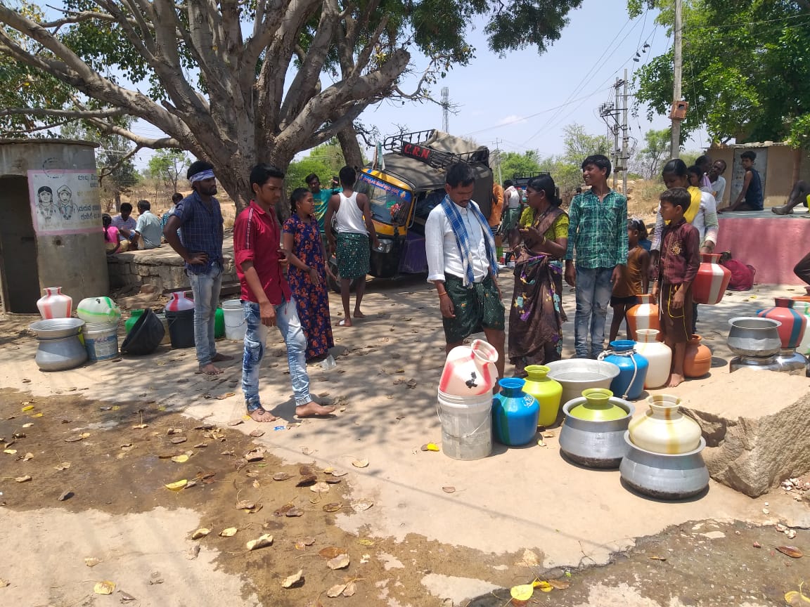 Citizens waiting for water tankers to arrive at a community water collection point in Chikkaballapur district, Karnataka on 22 April 2020 (Image: INREM Foundation)