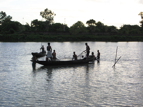 Fishing in the East Kolkata Wetlands. Photo: East Kolkata Wetlands Management Authority