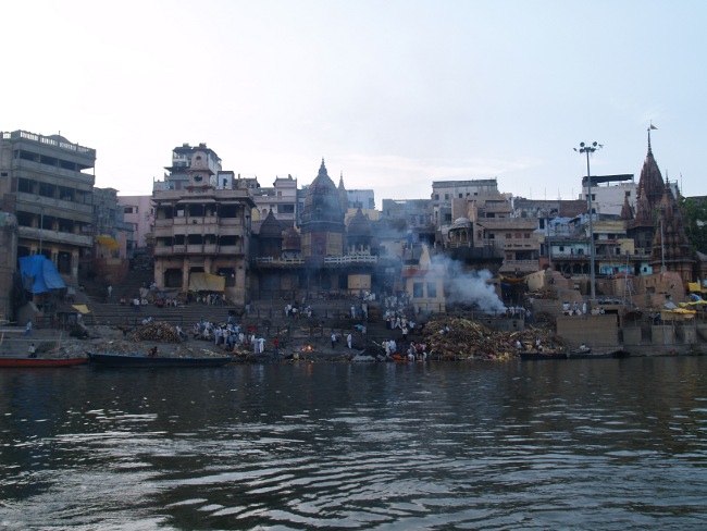 Funeral at the Ghats (Source: Steve Hicks in Wikimedia)