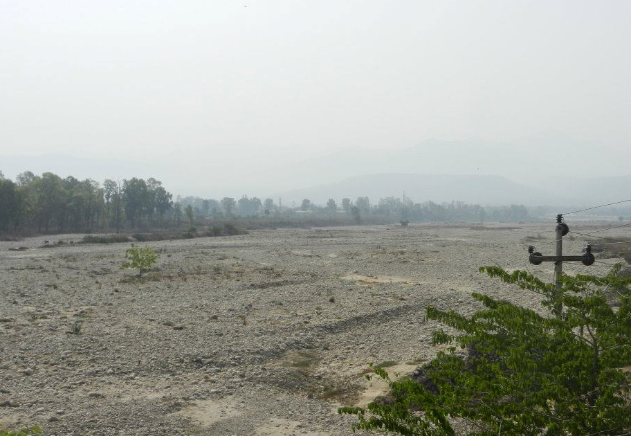 Ganga made completely dry at Haridwar by the Bhimgouda barrage Photo: SANDRP