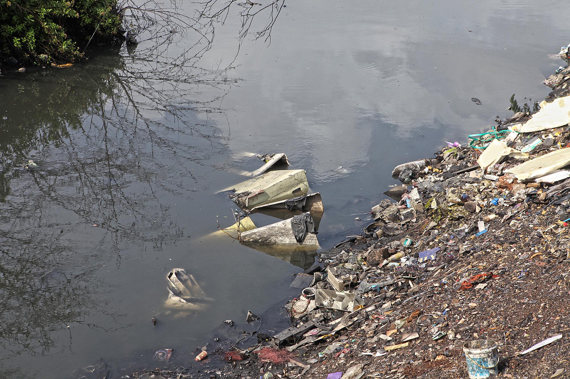 Solid waste at the banks of Mithi river at Bhim Nagar