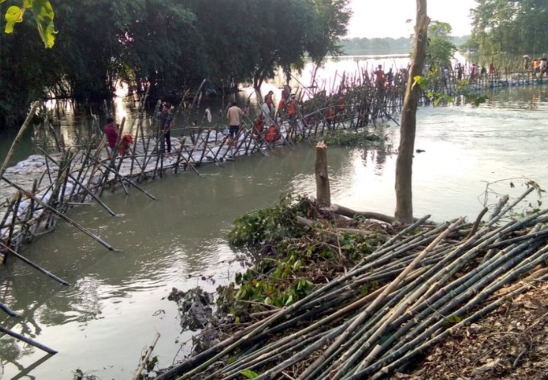 Administration carry out repair work of the embankment in East Champaran (Source: @WRD_Bihar Twitter handle)