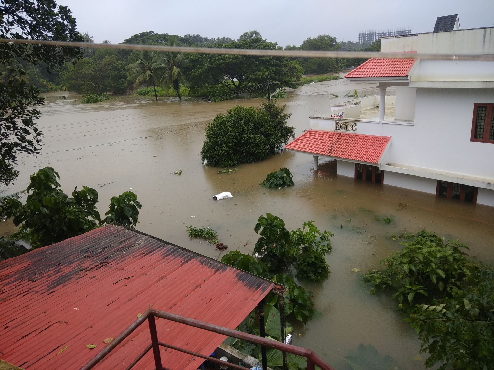 The losses to infrastructure due to the floods and landslides are huge. (Image: Ranjith Siji, Wikimedia Commons: CC BY-SA 4.0)