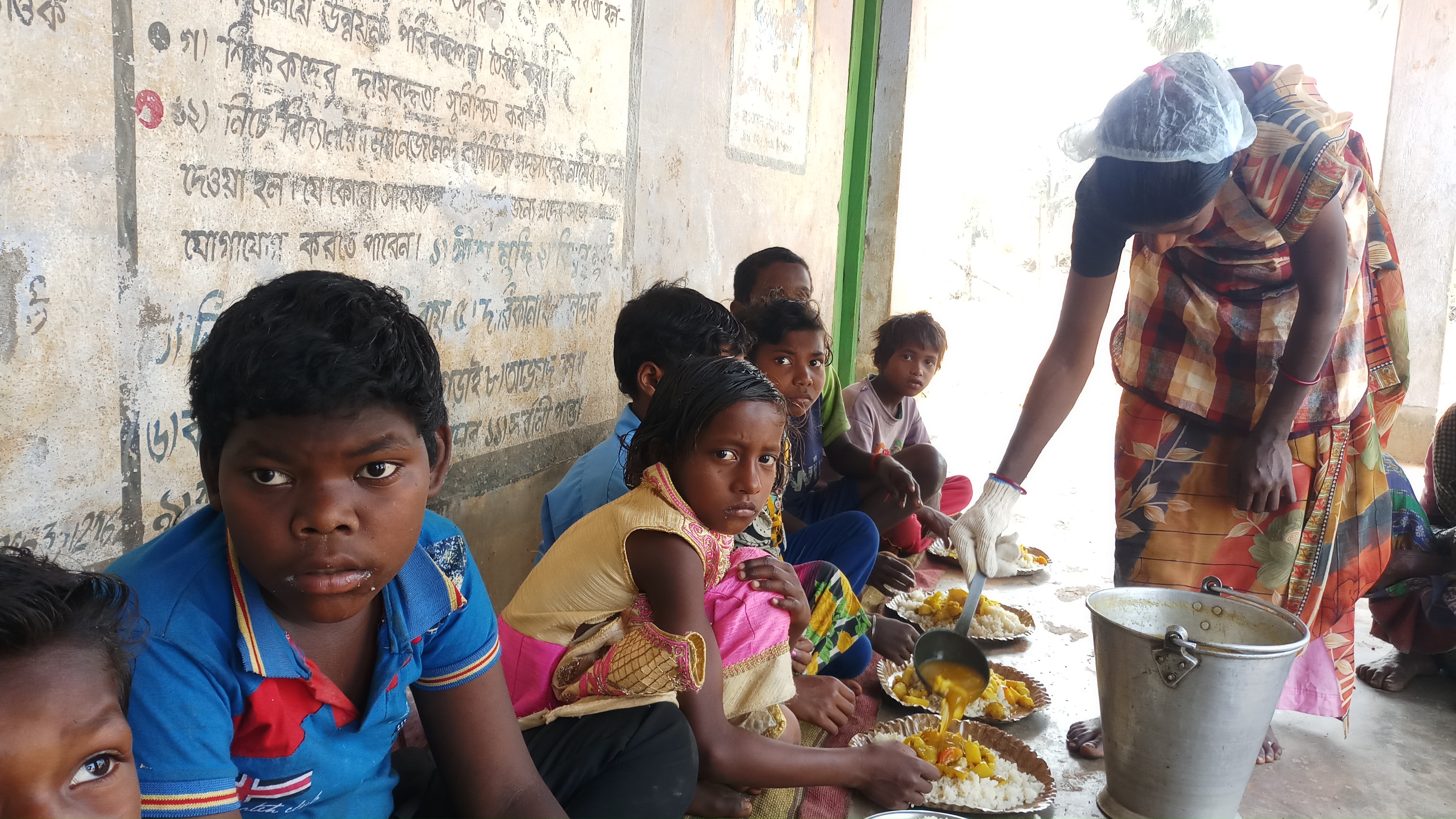 Koley Kisku (in blue) has his midday meal with other children in school. (Pic: Gurvinder Singh)