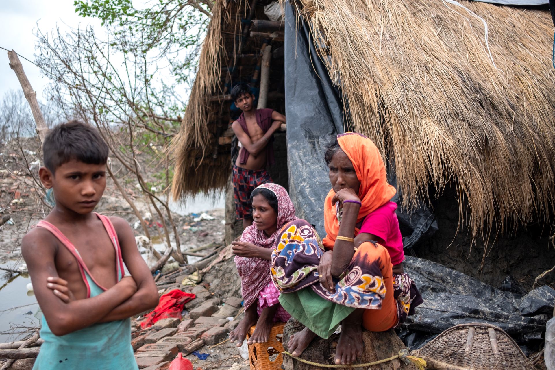 In the meanwhile, those whose houses have been completely destroyed are living in shacks. This family is living in a shack near the Karjankrik embankment as their home was destroyed by Amphan. (Image: WaterAid/ Subhrajit Sen)