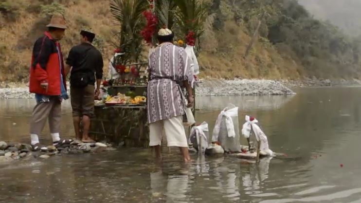 Lepcha shamans offering prayer to river Teesta, screen grab from the film ‘Voices of the Teesta’ (Image: East Mojo)