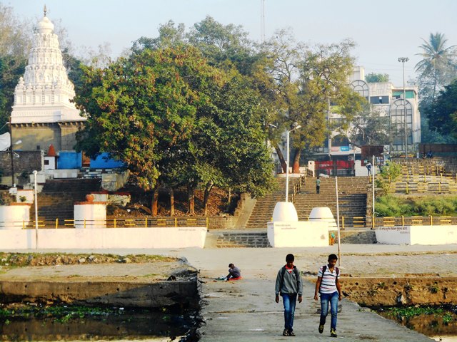 A view of the Siddheshwar ghats in the city (Source: India Water Portal)