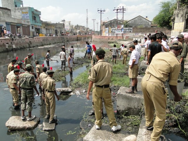 The district administration, NCC cadets as well as residents pitch in during a river clean-up in 2012. (Image: Sushant Singhal)