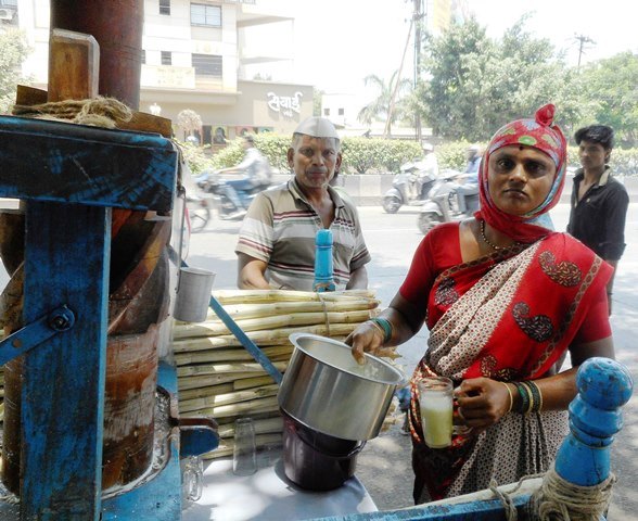 Pouring sugarcane juice for customers (Source: India Water Portal)