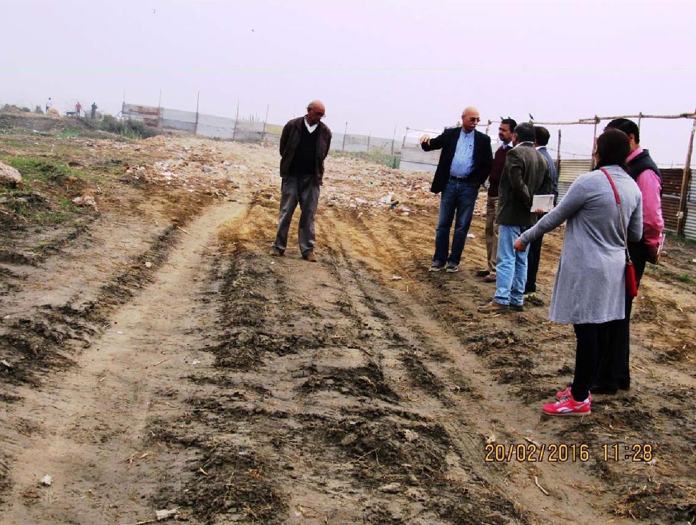 Road under construction along the banks of the Yamuna (Source: Yamuna Jiye Abhiyan)