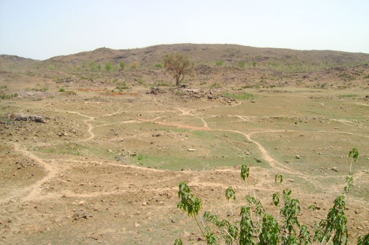 A dried-up tank in a village in Bundelkhand. (Image: Romit Sen)