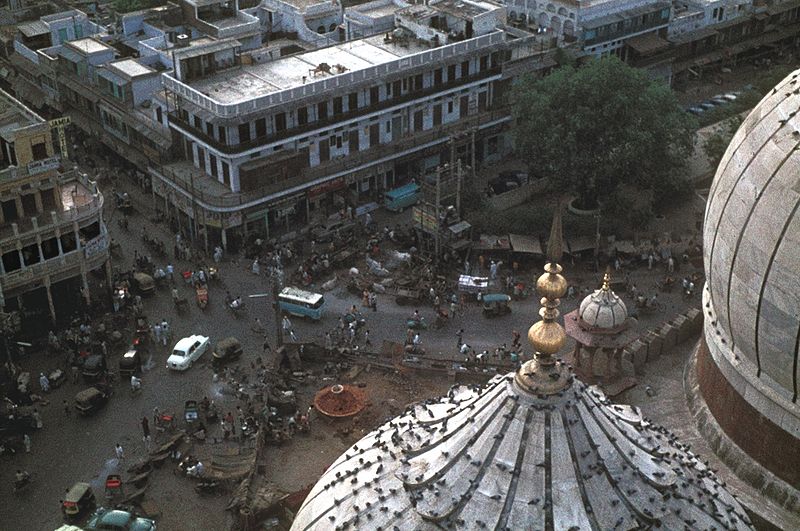 Delhi's roads; Image: Roger McLassus, Wikimedia Commons