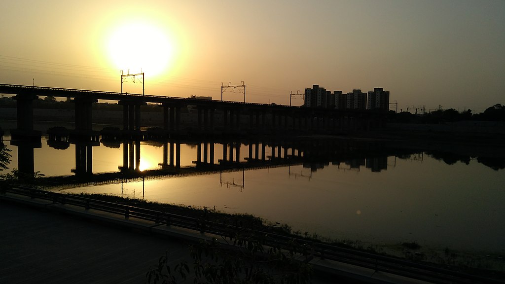 Surface water bodies such as the Sabarmati river have the potential to mitigate the effect by providing a perspective cooling through evaporation, thereby reducing the heating effect. (Image: Viraj Bhuptani, Wikimedia Commons, CC BY-SA 3.0)