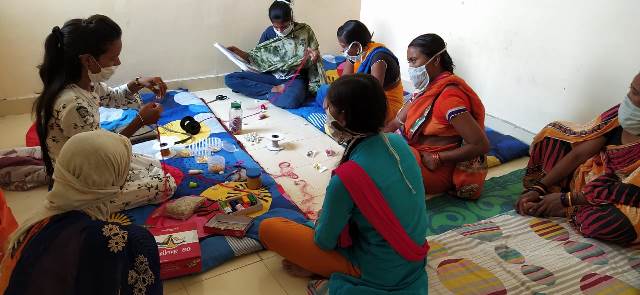 Teaching jewelry making to the women in a shelter home in Raipur (Image Source: Samerth Trust)