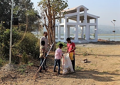 Children collect garbage in the village. (Source: India Water Portal)
