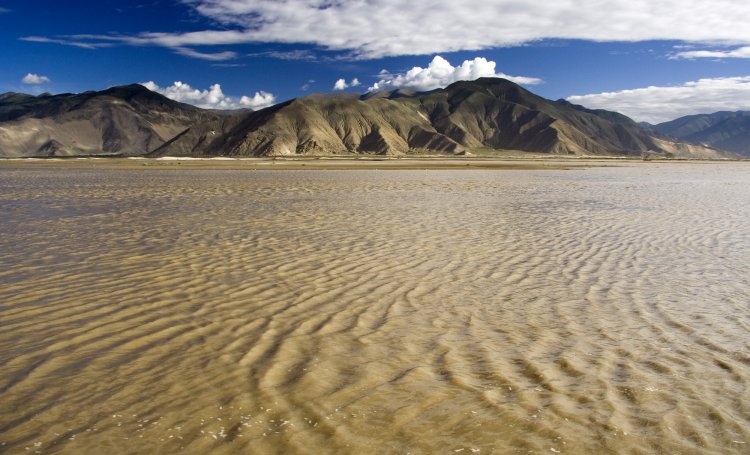 Brahmaputra river in Tibet (Source: Luca Galuzzi via Wikipedia)