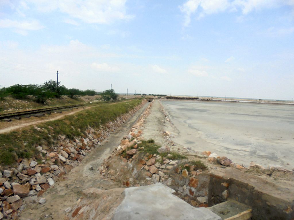 A rail line passes through the Sambhar lake to connect Sambhar town with the salt works.