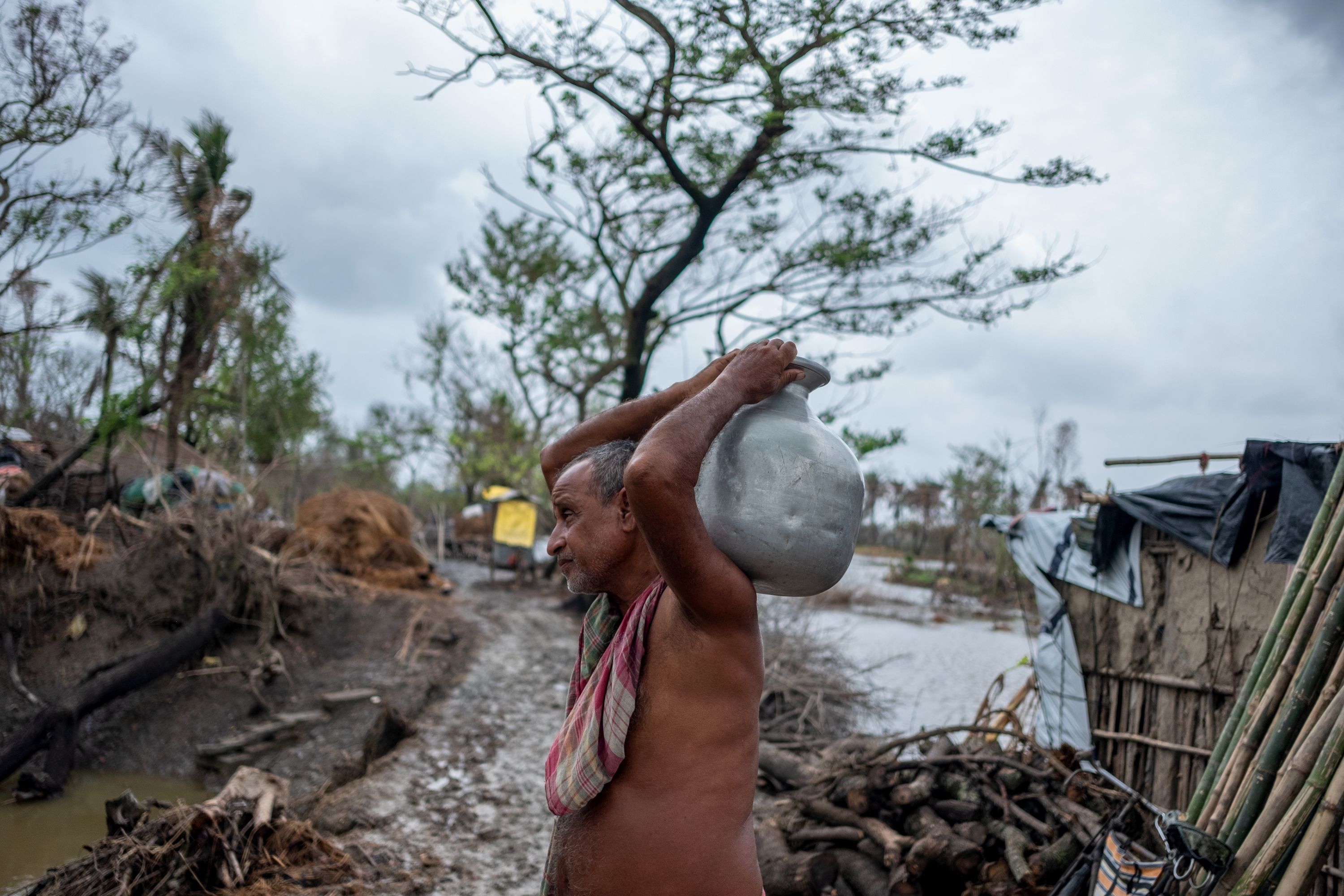 Men and women are torn between the need to fetch drinking water and earn a decent living. (Image: WaterAid, Subhrajit Sen)  