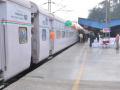 दिल्‍ली के सफदरजंग रेलवे स्टेशन पर अपने नाँवें चरण की यात्रा पर चलने को तैयार खड़ी 'साइंस एक्सप्रेस- क्लाइमेट एक्शन स्पेशल” रेलगाड़ी