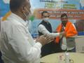 पौड़ी में पाबौ के ग्राम प्रधान हरेंद्र सिंह को सम्मानित करते सीडीओ आशीष भटगाई।