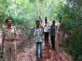 बंगलुरु में चंदन की लकड़ी काटने के आरोप में गिरफ्तार युवकों को ले जाती पुलिस
