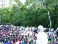 दक्षिण भारत में पेड़ों के साथ खड़े अप्पिको आन्दोलन के लोग