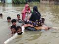 जुगाड़ नाव से बाढ़ में अस्पताल जाती गर्भवती महिला