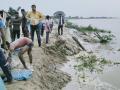 गंगा में बाढ़ से मिट्टी कटान